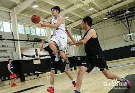 记者：莱万有一种几乎疯狂的求胜欲，他与哈维成了更衣室对手