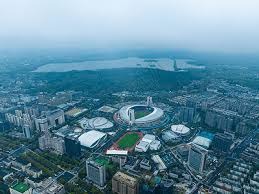 弗兰克·罗宾逊（Frank Robinson）成为史上首位在美联与国联都获得 MVP 的球员